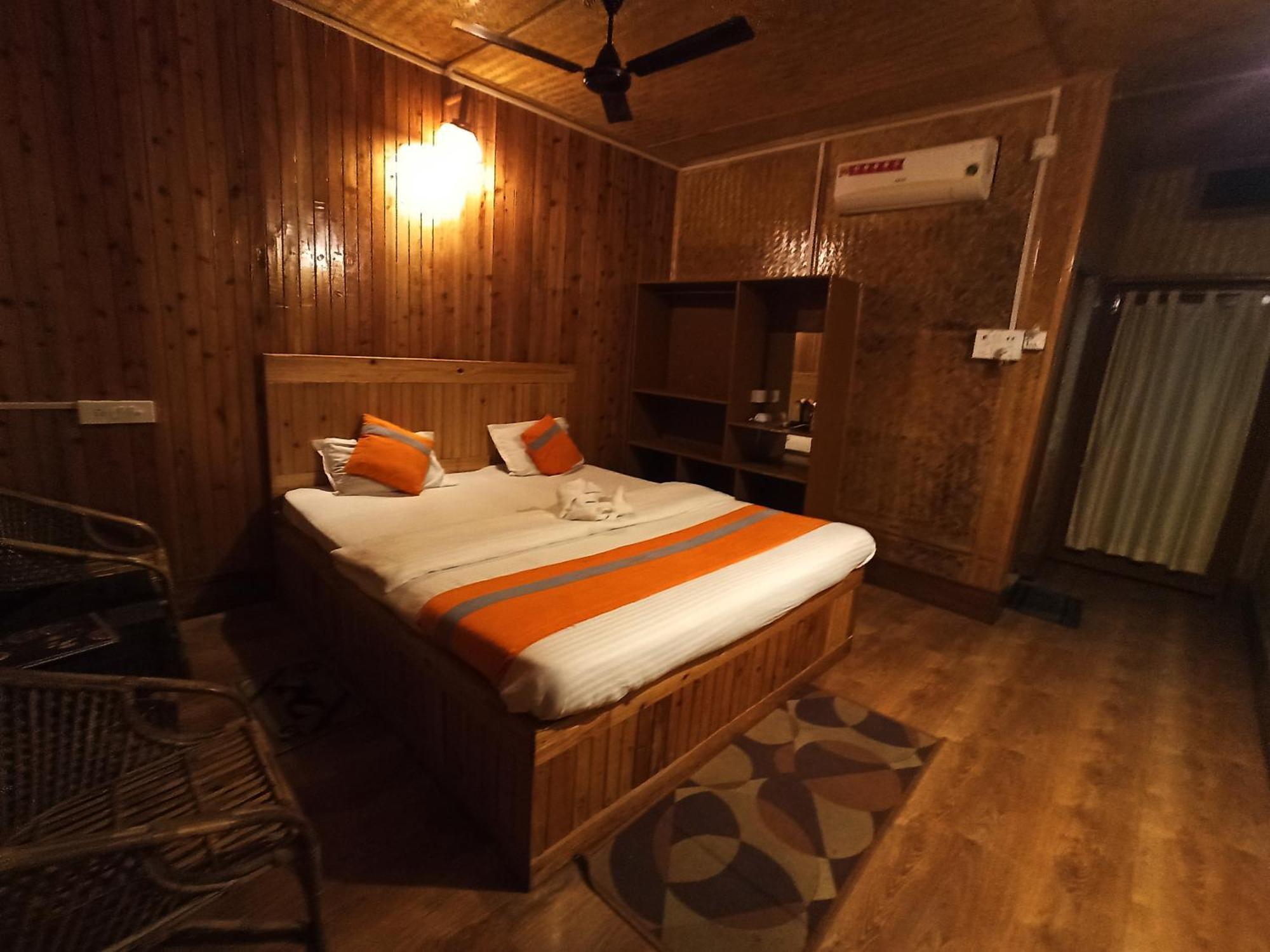 Grasshopper Jungle Queen Resort Chālsa المظهر الخارجي الصورة